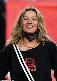 Patrick mahomes' mother randi issued a complaint on twitter monday about the announcers in her mahomes' kansas city chiefs were playing on monday night football against the baltimore ravens. Wus2glflppczem