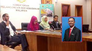Cikgu azizan mendenda seorang murid sekolah atas empat jenis kesalahan; Kronologi Kes Cikgu Azizan Runtuhnya Sebuah Institusi Perguruan