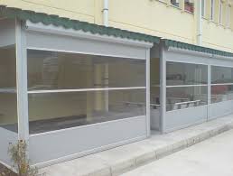 Balkonun metrekaresi küçük dahi olsa, balkonu en verimli şekilde kullanabilmek gerekiyor. Seffaf Balkon Perdesi Seffaf Balkon Brandasi