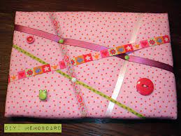 Über den stoff können sie noch schmuckvolle bänder kleben, um. Diy Memoboard Aus Stoff Detaille