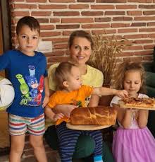 Mirela vaida revine la antena 1, după o binemeritată vacanță! Cum FÄƒcea Mirela Vaida Mai MulÈ›i Bani Decat Mama Ei DeÈ™i Era La Liceu S A Aflat De Abia Acum Impact