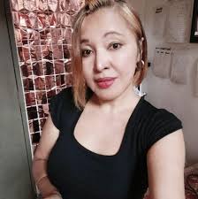 What do women notice first in men?