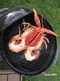Commencer Par Decouper En Deux Les Homards Dans La Longueur Recuperer Le Corail C Est La Poche Bleue Verte Tres Foncee Qui Sauce Corail Homard Grille Homard