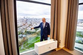 Lee towers wordt op 23 maart 1946 als leen huijzer geboren in bolnes, een dorpje net onder de rook. Nfn3vxs9s Ru9m