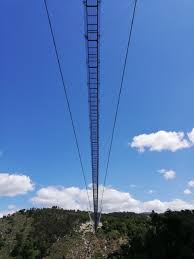 A ponte envidraçada dos passadiços do paiva já está em construção, revelou a câmara de arouca, que aponta essa estrutura de 480 metros sobre o inspirada nas pontes incas que atravessavam os vales mais profundos das montanhas dos andes, a nova estrutura anunciada para arouca integra a. Maior Ponte Pedonal Suspensa Do Mundo Em Arouca Esta Quase Pronta Veja As Imagens
