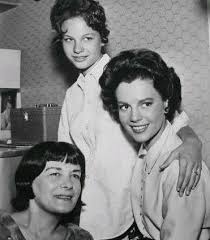 Natalie Wood With Her Sister Lana And Mother Maria Zakharenko 1955 Natalie Wood Actresses Movie Stars