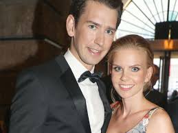 Sebastian kurz, austria's former chancellor and the top candidate of the austrian people's party, and his girlfriend, susanne thier, leave the polling station after casting their votes in. Sebastian Kurz Verliebter Auftritt Mit Seiner Susanne Und Ihr Kleid Sorgt Fur Schnappatmung Bunte De