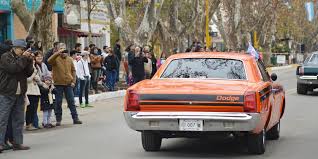 Exposición de autos antiguos en las plazas locales