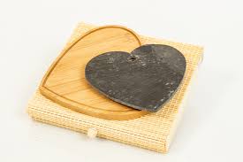 Condividete i vostri momenti di gioia con le bomboniere che abbiamo selezionato per tutte le liete occasioni e cerimonie. Bomboniere Cuorematto Set 2 Taglieri Ardesiabambu A Forma Di Cuori 1512cm Con Scatola Regalo Regali E Bomboniere Dettaglio Prodotto