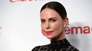 Charlize theron is getting candid about her views on dating. Charlize Theron Instagram Post Zeigt Erstmals Ihre Tochter Jackson Stern De