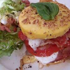 Hamburger Argentin De Polenta Bacon Tomate Et Mozza Recettes De Cuisine Cuisine Et Boissons Polenta