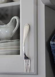 Use Old Forks As Cupboard Door Handles With Lots Of Other Uses For Cutlery And Other Upcycling Ideas This Site Is W Diy Kitchen Door Handles Cabinet Handles