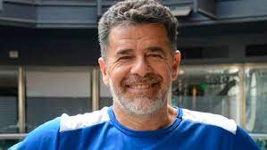 En febrero, invitado a vivo para vos, el programa que conducen julián weich y carolina papaleo, recordó sus primeros pasos en el mundo del espectáculo y destacó su amistad con alberto fernández de la rosa, emilio disi y hugo arana, entre tantos artistas con los que compartió proyectos. M Fdp4meelcaem