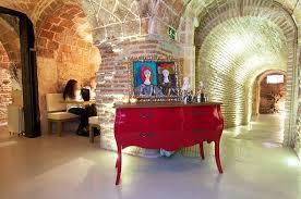 En una bodega subterránea con arcos en el madrid más histórico. Bodega De Los Secretos The Eating Place Home Decor Decor Madrid