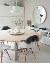 Dass man daraus einen couchtisch selber bauen könnte, der zu einem sehr edel und minimalistisch wirkenden ambiente passen würde, war uns aber, ehrlich gesagt • sie könnten einen schlichten couchtisch selber bauen und dann einfach seine oberfläche so ausstatten, dass er edler wirkt. Tische Selber Bauen Die Besten Tipps Und Ideen