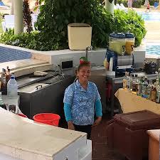 Au Bar De La Piscine Une Personne Tres Aimable Avec Le Beau Sourire Dyla Picture Of Playa Costa Verde Holguin Tripadvisor