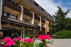 Nasz dom znajduje się w odległości 120m od termalnego kąpieliska (w porze zimowej do północnego wejścia jest około 230m). Hotel Siesta Uduloszallo Hajduszoboszlo Revngo Com