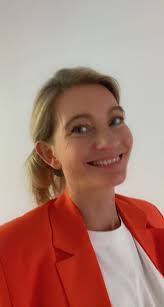 POLITIK FOR BØRN OG UNGE I disse uger taler vi voksne en hel del om  politik, for vi skal som bekendt til stemmeurnerne den 1. november, når der  er valg til Folketinget.