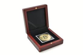 Wer eine bitcoin münze kaufen möchte, muss heute wesentlich mehr investieren, als noch vor wenigen jahren. Physische Bitcoin Munze In Edlem Holz Munzetui Bitcoins Kaufen De