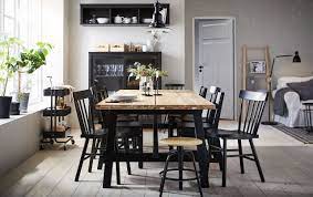 Tablechamp dining room table rio 47 x 30 oak antique solid wood pine dark brown oiled extension extendable rectangular. The Acacia Skogsta Dining Table Is Positioned In The Centre Of A Beige And Black Dining R Mesas De Comedor Negras Diseno De La Sala De Comedor Comedores Negros