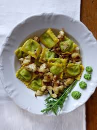 Surprise Ravioli Mit Ofen Gerostetem Blumenkohl Salzkorn Meine Gartenkuche Gerosteter Blumenkohl Ravioli Rezeptideen