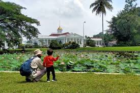 Istana negara dibangun pada 1796 masa pemerintahan gubernur jenderal pieter gerardus van overstraten hingga 1804 pada masa pemerintahan gubernur. Istana Bogor Harga Tiket Masuk Spot Foto Terbaru 2021