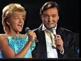 Registrovať keď v roku 1984 prišli karel gott a darinka rolincová s pesničkou zvonky štěstí, české publikum nemalo problém so slovenskou časťou textu a ani slováci nepotrebovali k českým veršom preklad. Karel Gott Darinka Fang Das Licht Youtube