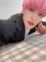 Louis Pink's Instagram, Twitter & Facebook