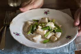 Gli gnocchi con gli asparagi si possono considerate un piatto unico con un buon apporto di carboidrati e fibre. Gnocchi Di Patate Con Crema Di Gorgonzola E Asparagi Sonia Paladini