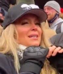 Stephanie Hazelton's Instagram, Twitter & Facebook