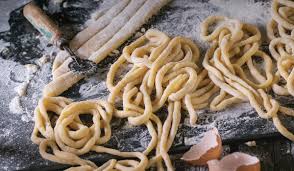 L'ho pensato come un ragù rustico, quindi ho voluto che si vedessero le verdure. Pici Al Ragu Bianco Di Faraona Enjoy European Quality Food