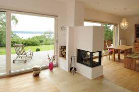 Die trennwand zwischen küche und wohnzimmer ist ein echter fund für designer da sie die wahrnehmung beider räume leicht verändern kann einige brechen alle wände in. Kamine Als Raumteiler Homify Haus Innenarchitektur Innenarchitektur Wohnzimmer Wohnzimmer Modern