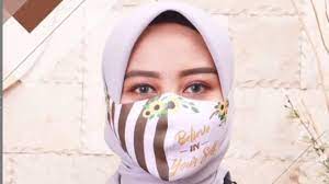 Foto cewek2 cantik lucu berhijab pake masker. Anti Repot Ini Tips Pakai Masker Untuk Perempuan Berhijab