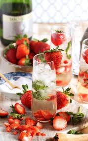 Mojito Mit Sekt Und Erdbeeren Erfrischendes Sommergestrank Mit Eis Einfache Rezepte Fur Cocktails Cocktails Selber Machen Cocktails Mojito Rezept