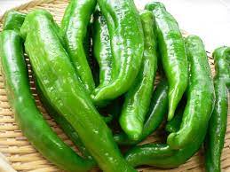 4 peperoni verdi lunghi 8 pomodorini ciliegino 100 g circa di mollica di pane raffermo 70 g di emmental (o altro formaggio) 2 cucchiai di parmigiano 10 olive nere denocciolate 2 cucchiai di olio extra vergine. Come Preparare I Peperoncini Verdi Cotti Al Forno Diavolopiccante