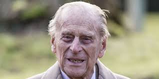 C'est au mariage de l'une de ses cousines que le prince philip, âgé de 18 ans, croise le. Le Prince Philip Epoux De La Reine Elizabeth Ii Hospitalise Par Precaution Marie Claire