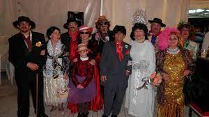 Una de las tradiciones más populares son las bodas gitanas. Lopera Con Los Hippie Y La Boda Gitana