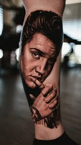 🎙️ ELVIS PRESLEY 🎙️, Tatuaje realista en blanco y negro del retrato del  autentico rey del Rock and Roll, Elvis Presley @elvis . Hecho en  @laura_tinta_tattoo_studio , Realistic black and grey portrait ...