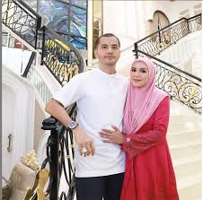 Aliff, 30, said that he only started to purchase authentic designer brands when his business was thriving. Inilah Cinta Sejati Abang Dulu Hari Hari Gaduh Lari Rumah Ds Aliff Syukri Kongsi Video Bersemut Sempena 12 Tahun Kahwin Buat Netizen Sebak Keluarga