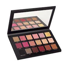 Have you already tried this charming and trendy makeup look? Rose Gold Palette Eyeshadow Palette Remastered Huda Beauty