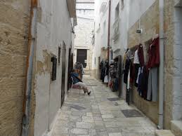 Arguably one of the most romantic spots in the region, a craggy slice of land with several caves that has seen its fair share of invaders throughout history along its limestone cliffs. Polignano A Mare I Borghi D Italia Il Portale Sui Borghi D Italia