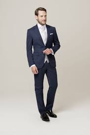 Der Perfekte Hochzeitsanzug Greift In Der Eleganten Weste Die Farbe Des Brautkleides Auf Komplettiert Wird D Hochzeitsanzug Hochzeit Anzug Blau Anzug Hochzeit