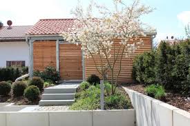 Geradliniger Privatgarten In Miesbach Cvb Gartendesign Munchen Garten Design Privatgarten Garten