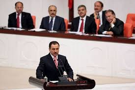 Muhsin yazıcıoğlu bir ülkücü olarak başladığı gençlik yaşamını kısa sürede yaptığı bir değişiklikle önce bir dervişliğe, sonrada şeyhliğe soyundu. Fotograflarla Muhsin Yazicioglu