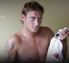 Quello che sto per farvi vedere, però, è uno scherzo sulla cui spontaneità penso di poter mettere la mano sul fuoco: Calcio Tatoo Francesco Totti Calciopro