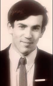 Ross Barnett It is with a heavy heart I announce the death of our uncle  Ross, elder brother to my dad (Max) and his twin sister Stephanie. A  Helstonian of Cross Street.