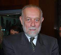 Amedeo rese il saluto al picchetto d'onore e alla bandiera italiana che si ammainava. Fal1wwqnmgsytm