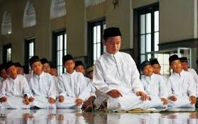 Demikian penjelasan mengenai niat sholat 5 waktu sendirian dan berjamaah. Kisah Seorang Ulama Yang Meninggalkan Shalat Jamaah Islami Dot Co