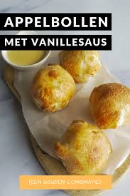 Vouw het deeg langs de appels omhoog. Appelbollen Met Vanillesaus Vanillesaus Appelbollen Voedsel Ideeen