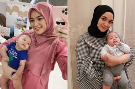 Citra kirana memutuskan berhijab pada bulan mei 2019 seusai dia menunaikan ibadah umroh ditanah suci. Mama Muda Idaman 9 Potret Manis Citra Kirana Saat Momong Baby Athar